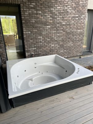 Hot tub Eye, hot tub woodpecker