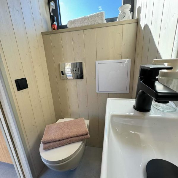 Woodpecker-Wooden-framed-house-Mario-1